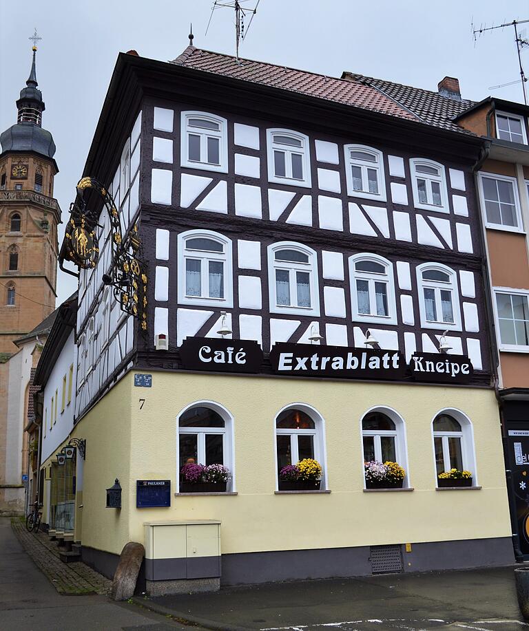 Über 30 Jahre lang eine Institution in Bad Königshofen: Das 'Extrablatt' am Marktplatz in Bad Königshofen, das über ein Jahr lang geschlossen war und nun von einem neuen Pächterehepaar wiedereröffnet wurde.