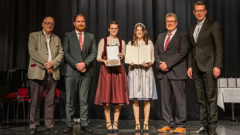 Verleihung der Pro Musica-Plakette (von rechts):&nbsp; Bayerns Kunstminister Markus Blume, Robert Grüll (ehemals Chorleiter), Theresa Koch, Johanna Koch, Johannes Werner (Chorleiter), Dr. Helmut Kaltenhauser (Präsident des Bayerischen Musikrates)