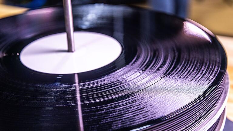 Frisch gepresste Schallplatten - Schallplatten frisch aus der Presse: Welchen Weg sie nehmen und ob sie einmal begehrte Sammlerstücke werden, steht noch in den Sternen. Frisch gepresste Schallplatten - Schallplatten frisch aus der Presse: Welchen Weg sie nehmen und ob sie einmal begehrte Sammlerstücke werden, steht noch in den Sternen.