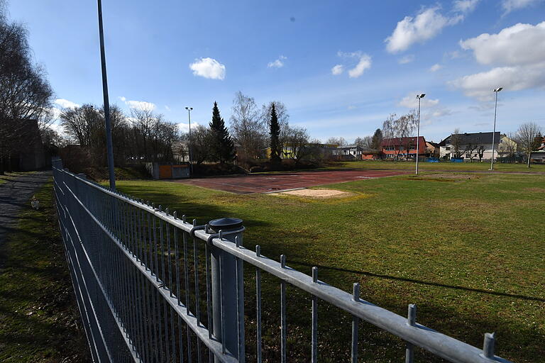 Auf dem Gelände zwischen Grundschule und Siebenbürgenstraße sollen die neue Sporthalle und ein Freizeitgelände entstehen. Zur Bundesstraße hin ist ein großer Parkplatz geplant, der auch die Parksituation in den angrenzenden Wohngebieten entschärfen soll. Auf dem Gelände zwischen Grundschule und Siebenbürgenstraße sollen die neue Sporthalle und ein Freizeitgelände entstehen. Zur Bundesstraße hin ist ein großer Parkplatz geplant, der auch die Parksituation in den angrenzenden Wohngebieten entschärfen soll.