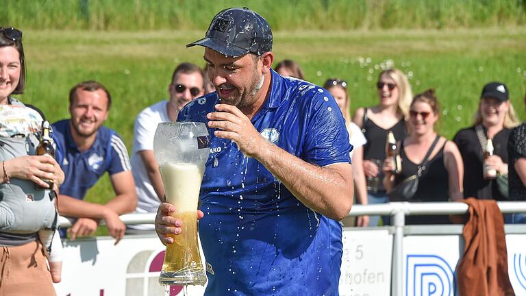 Trappstadts Trainer Martin Beck bekam nach Spielende die erste Bierdusche ab.