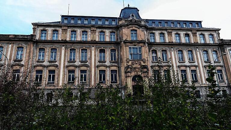 Neue Nutzung für die alte Augenklinik in Sicht       -  Nach Jahrzehnten des Leerstands und des drohenden Verfalls bahnt sich eine neue Nutzung für das neubarocke Gebäude der Alten Universitäts-Augenklinik am Röntgenring 12 an. Wie Regierungspräsident Paul Beinhofer am Donnerstagabend bei der Jahresschlusssitzung des Stadtrats überraschend mitteilte, soll dort im nächsten Jahr eine grundlegende Sanierung stattfinden, um mit einem Aufwand von rund 30 Millionen Euro ein Translationszentrum für Krebs- und muskuloskelettale Erkrankungen einzurichten. Aufgebaut und betrieben werden soll es vom Fraunhofer-Institut für Grenzflächen- und Bioverfahrenstechnik (IGB).   Ziel des Zentrums ist es, Ergebnisse aus Materialforschung und regenerativer Medizin schneller in die klinische Anwendung zu bringen. Das bayerische Wirtschaftsministerium hat bereits grünes Licht für den ersten Bauabschnitt gegeben. Nachdem die Uni-Augenklinik das von 1898 bis 1901 errichtete Gebäude 1970 verlassen hatte, um in die Kopfklinik nach Grombühl zu ziehen, wurde der markante Bau bis 1980 von der Uni-Nervenklinik genutzt. Seither ist dort im Untergeschoss nur noch eine provisorische Mensa eingerichtet.   1998 wurde ein historischer Hörsaal saniert. Das restliche Gebäude blieb ungenutzt und befindet sich in schlechtem baulichen Zustand.  Foto: Thomas Obermeier