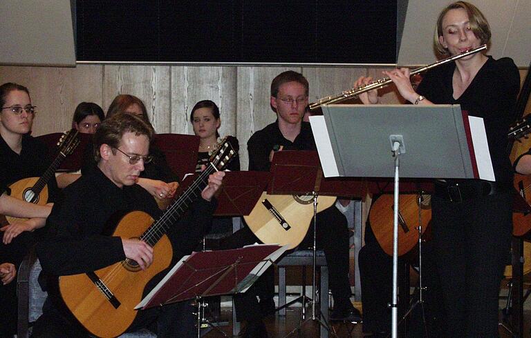 Ein Bild aus der Anfangszeit bei der Musikschule Schweinfurt-Gerolzhofen:&nbsp;Corinna Döring und Roland Eckert (Gitarre) spielen 2003 mit dem Zupforchester 'Vielsaitig' und dem Ensemble 'Insaiter'.