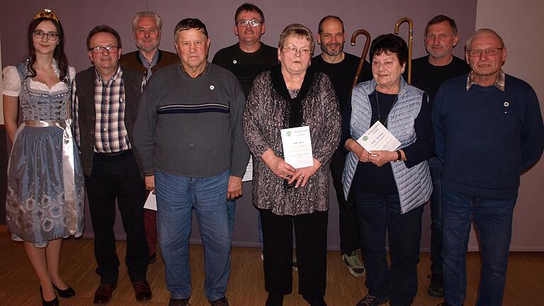 Bei der Jahreshauptversammlung des Steigerwaldklubs ehrten (von links) Weinprinzessin Lisa Belz und Vorsitzender Manfred Krämer die Mitglieder Friedrich Bröse, Hermann Nahr, Siegfried Gress, Inge Geitz, Klaus Schmidt, Erika Hartmann, Alexander Hansch und Herbert Schneider.