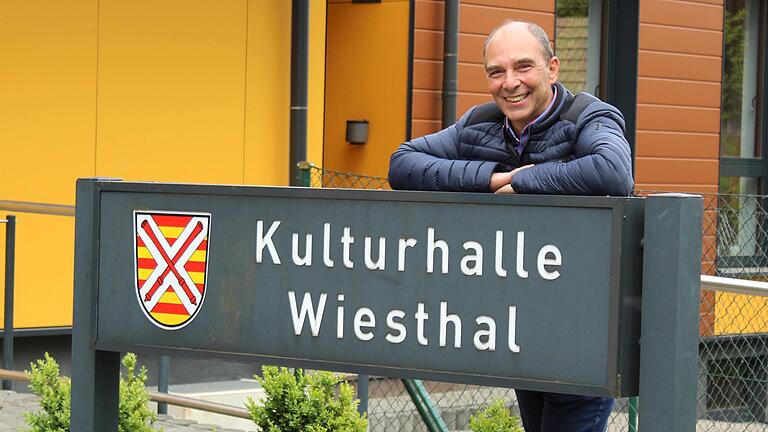 Ein Projekt seiner Amtszeit als Wiesthaler Bürgermeister, auf das Andreas Zuschlag gerne zurückblickt: die Sanierung der Kulturhalle in Wiesthal.