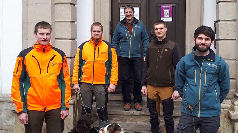 Neue und Heimkehrer im Ebracher Forstbetrieb: (von links) Florian Engelhardt, Jonathan Schäfer, Forstbetriebsleiter Ulrich Mergner, Stefan Weber und Julian Schendel.