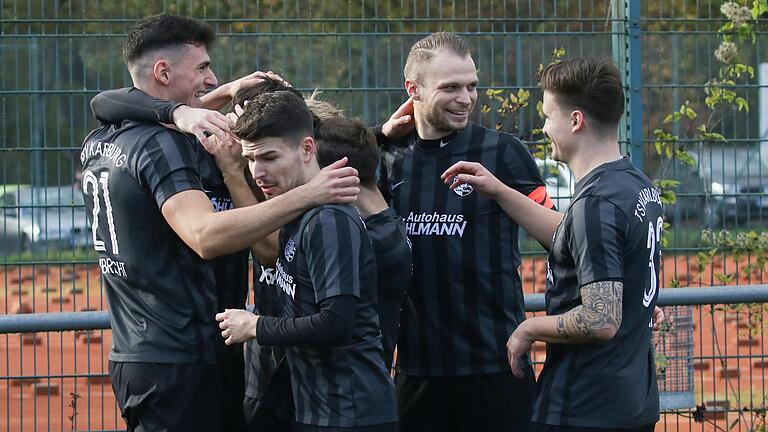 Fünfmal jubelten die Spieler des TSV Karlburg in Höchberg: (von links) Max Lambrecht, Jan Wabnitz, Paul Karle, Marvin Schramm und Pascal Jeni.