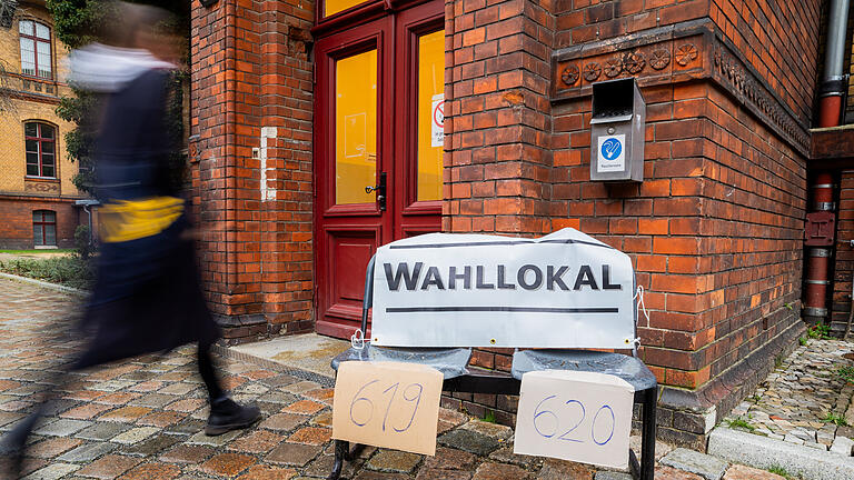 Teilwiederholung der Bundestagswahl in Berlin.jpeg       -  Wiederholungswahlen in Berlin. Wegen zahlreicher Pannen waren rund 20 Prozent der in Berlin Wahlberechtigten am Sonntag erneut zur Wahl aufgerufen.