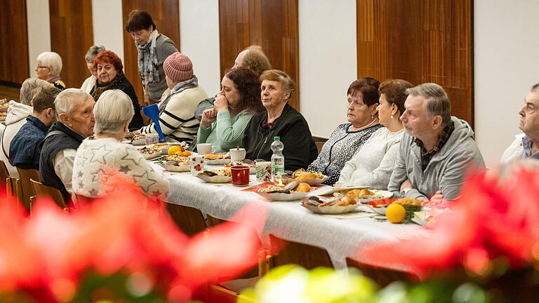 Zahlreiche Menschen besuchen am Heilig Abend (24.12.24) die Weihnachtsfeier für alleinstehende Bedürftige in der Stadthalle in Schweinfurt.