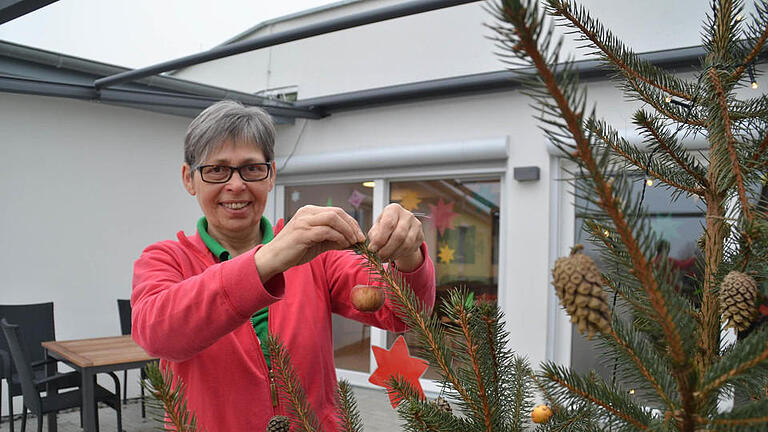 Petra Popp ist seit September als gerontopsychiatrische Fachkraft im Pflegeheim 'Rhönblick' tätig. In den vergangenen Wochen hat sie viel mit den Bewohnern gebastelt, so auch den Christbaumschmuck. Hier hängt sie einen Apfel daran. Foto: Kathrin Kupka-Hahn - Petra Popp ist seit September als gerontopsychiatrische Fachkraft im Pflegeheim 'Rhönblick' tätig. In den vergangenen Wochen hat sie viel mit den Bewohnern gebastelt, so auch den Christbaumschmuck. Hier hängt sie einen Apfel daran. Foto: Kathrin Kupka-Hahn Petra Popp ist seit September als gerontopsychiatrische Fachkraft im Pflegeheim 'Rhönblick' tätig. In den vergangenen Wochen hat sie viel mit den Bewohnern gebastelt, so auch den Christbaumschmuck. Hier hängt sie einen Apfel daran. Foto: Kathrin Kupka-Hahn - Petra Popp ist seit September als gerontopsychiatrische Fachkraft im Pflegeheim 'Rhönblick' tätig. In den vergangenen Wochen hat sie viel mit den Bewohnern gebastelt, so auch den Christbaumschmuck. Hier hängt sie einen Apfel daran. Foto: Kathrin Kupka-Hahn