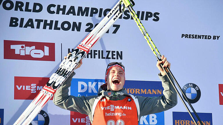 Champion       -  Sprint-Weltmeister Benedikt Doll jubelt in Hochfilzen bei der Flower Ceremony. Foto: Barbara Gindl