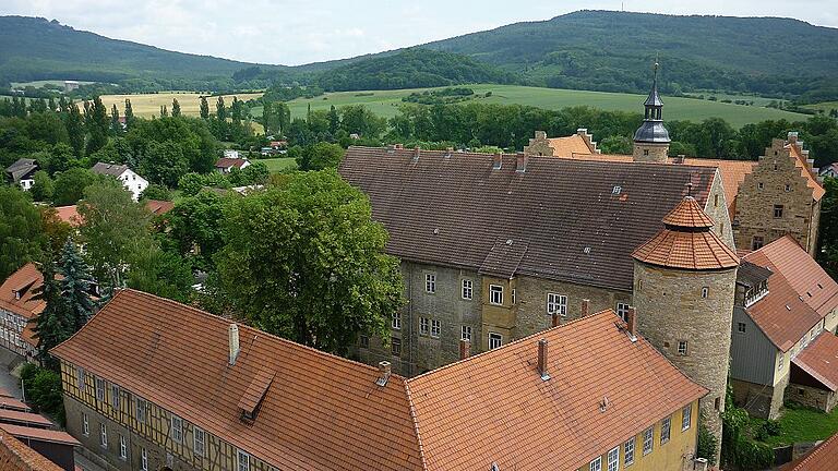 Blick auf Schloss Glücksburg in Römhild mit den Gleichbergen im Hintergrund. Dort findet 2018 das XI. Internationale Keramiksymposium statt.