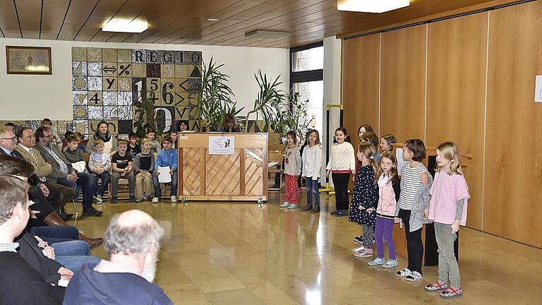 Für die musikalische Ausgestaltung der Feier sorgten die Kinder des Hortes mit verschiedenen erfrischenden Liedern.