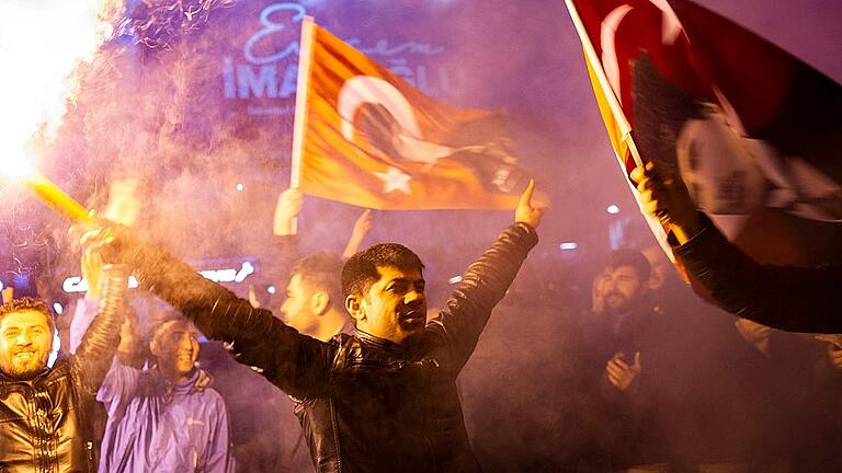 Local elections       -  Anhänger der Oppositionspartei CHP feiern in Istanbul die Bekanntgabe, dass ihr Kandidat in der Millionen-Metropole vorne liegt.