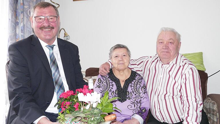 Zweiter Bürgermeister Thomas Dietz gratulierte dem Ehepaar Erna und Nikolaj Sibert zur Goldenen Hochzeit