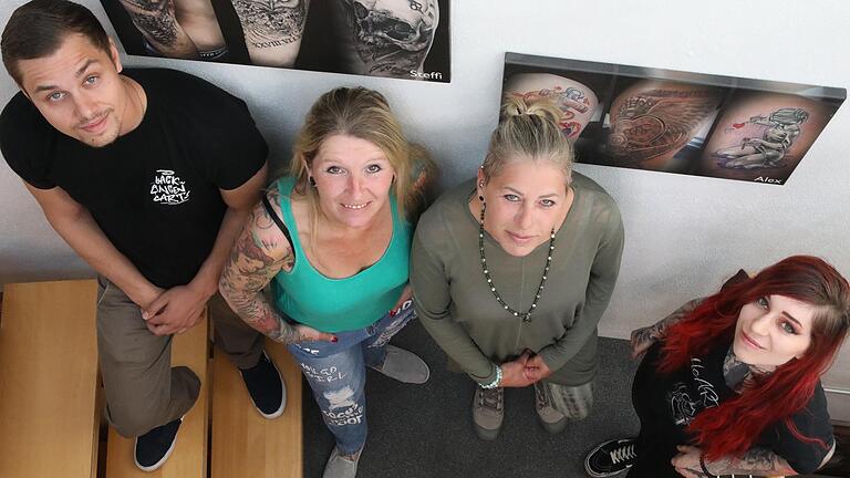 Es kann wieder losgehen: Das Team des Schweinfurter Tattoo-Studios 'Heartbeat' ist nach der Corona-Pause ab Montag wieder für die Kunden da. Von links: Tätowierer Manuel Hemmert, Inhaberin und Tätowiererin Alex Schreiber, Piercerin Kerstin Scheinpflug und Tätowiererin Stefanie Stöcklein.