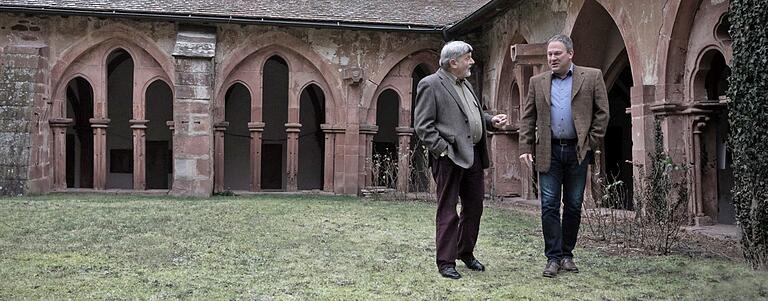 Von links: Wolf Wiechert und Alexander Wolf im Kreuzgang des Kloster Bronnbach: Am Freitag, 15. Oktober, geben sie im Bronnbacher Josephsaal ein Konzert unter dem Titel 'Besser du redest nicht weiter darüber'.