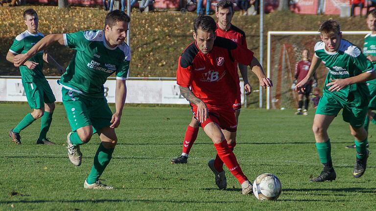 Eibstadts Andreas Mauer (links) schafft es in dieser Szene nicht, den Aubstädter Michael Damm (Mitte) vom Ball zu trennen.