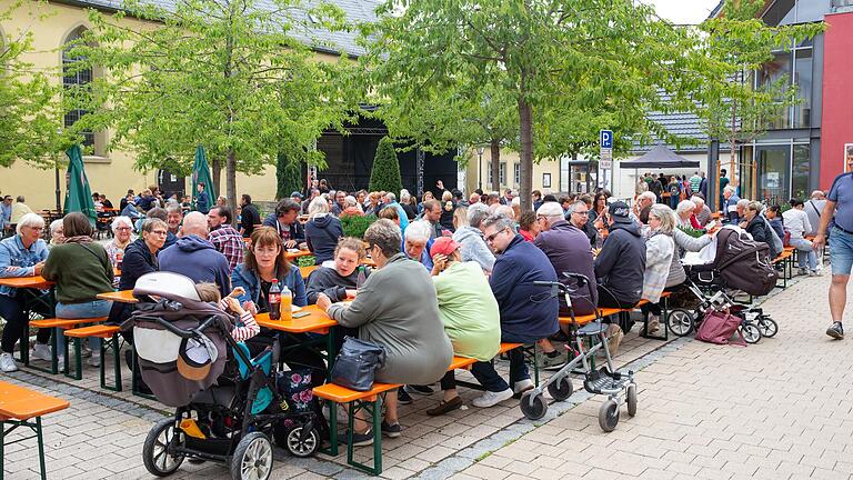 Am Wochenende fand das Dorffest in Rottendorf statt. Am Sonntag gab es einen kleine Streichelzoo, einen Melkwettberwerb und reichlich Verpflegung.