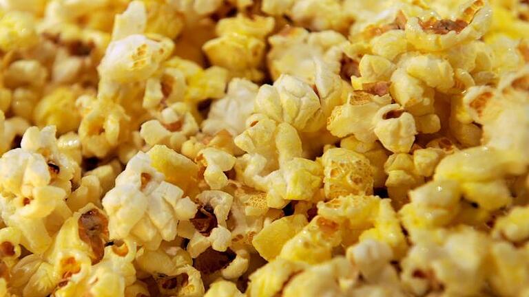 Wenn aus Maiskörnern Popcorn wird: Den Forschern zufolge löst der sehr schnell entweichende Wasserdampf das charakteristische «Popp»-Geräusch aus. Foto: Patrick Seeger       -  Der Hersteller des 'K-Classic Knuspriges Popcorn' ruft das Produkt zurück. Grund sind erhöhte Tropanalkaloiden-Gehalte.