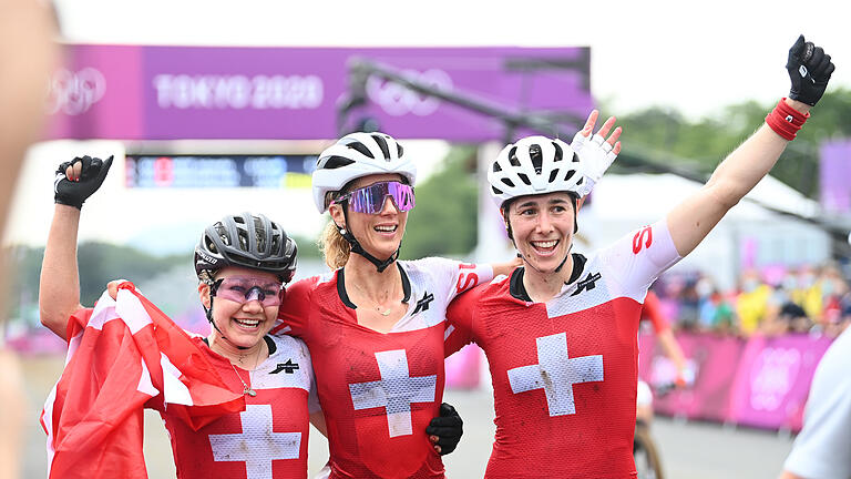 249693965.jpg - In Tokio holte die Schweiz bei den Mountainbike-Rennen der Damen alle drei Medaillen. Wie geht es bei Olympia 2024 aus? Alle Infos rund um Termine, Zeitplan und Übertragung der Rennen finden Sie hier. 249693965.jpg - In Tokio holte die Schweiz bei den Mountainbike-Rennen der Damen alle drei Medaillen. Wie geht es bei Olympia 2024 aus? Alle Infos rund um Termine, Zeitplan und Übertragung der Rennen finden Sie hier.