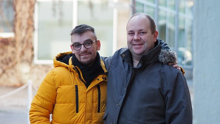 Jan und sein Partner, der auch Jan heißt, sind seit einigen Monaten ein Paar. Jan und sein Partner, der auch Jan heißt, sind seit einigen Monaten ein Paar.
