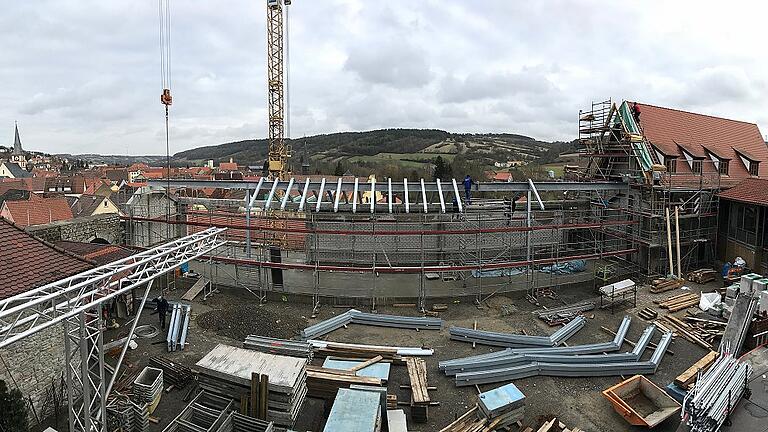 Der Wiederaufbau des Ostflügels von Burg Brattenstein liegt im Zeitplan. Spätestens bis zum Auftakt der Frankenfestspiele Anfang Juni müssen die Bauarbeiten abgeschlossen sein. Der Wiederaufbau des Ostflügels von Burg Brattenstein liegt im Zeitplan. Spätestens bis zum Auftakt der Frankenfestspiele Anfang Juni müssen die Bauarbeiten abgeschlossen sein.