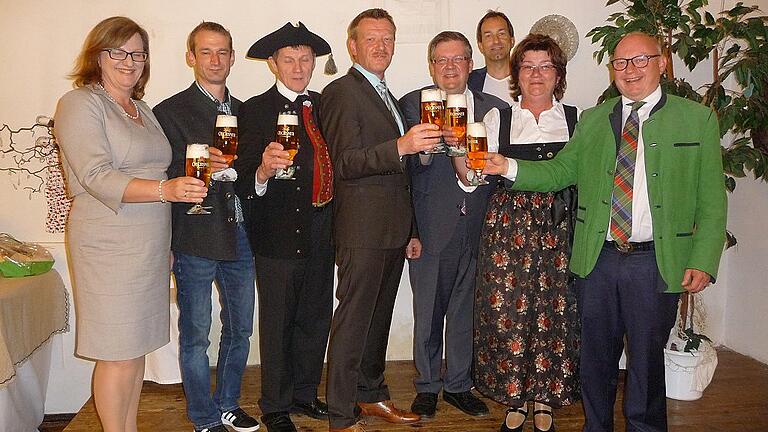 Das Festbier fürs Bratwurstfest liefert heuer die Brauerei Oechsner. Von links: Rosa Behon, Braumeister Christoph Kretz, Reinhold Rausch, Bürgermeister Peter Juks, MdL Volkmar Halbleib, Joachim Eck, Rosi Brauner, Dietrich Oechsner. Das Festbier fürs Bratwurstfest liefert heuer die Brauerei Oechsner. Von links: Rosa Behon, Braumeister Christoph Kretz, Reinhold Rausch, Bürgermeister Peter Juks, MdL Volkmar Halbleib, Joachim Eck, Rosi Brauner, Dietrich Oechsner.
