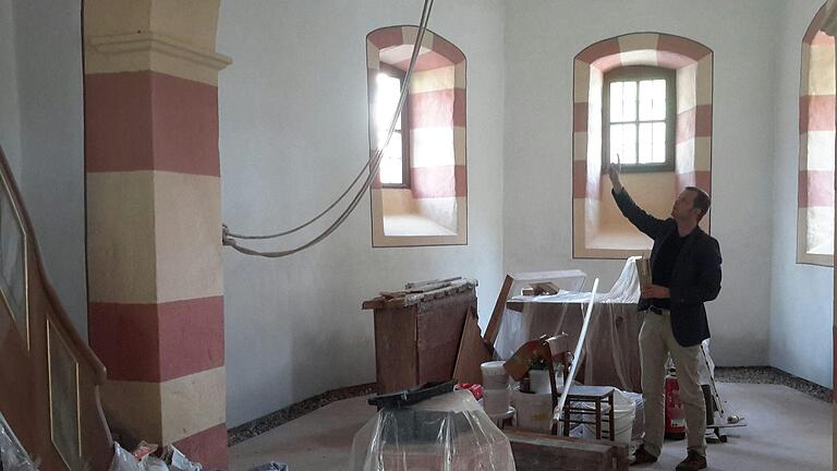Der evangelische Pfarrer Thomas Braun ist mit der Zeit schon fast selbst zum Bauexperten geworden. Regelmäßig überzeugte er sich vom Fortgang der umfangreichen Sanierungsarbeiten in der Kirche von Heiligkreuz.Rolf Pralle - Der evangelische Pfarrer Thomas Braun ist mit der Zeit schon fast selbst zum Bauexperten geworden. Regelmäßig überzeugte er sich vom Fortgang der umfangreichen Sanierungsarbeiten in der Kirche von Heiligkreuz.Rolf Pralle Der evangelische Pfarrer Thomas Braun ist mit der Zeit schon fast selbst zum Bauexperten geworden. Regelmäßig überzeugte er sich vom Fortgang der umfangreichen Sanierungsarbeiten in der Kirche von Heiligkreuz.Rolf Pralle - Der evangelische Pfarrer Thomas Braun ist mit der Zeit schon fast selbst zum Bauexperten geworden. Regelmäßig überzeugte er sich vom Fortgang der umfangreichen Sanierungsarbeiten in der Kirche von Heiligkreuz.Rolf Pralle