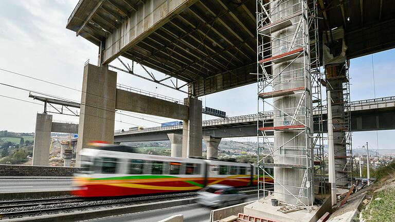 Ab diesem Samstag bis Sonntag, 28. April, ist die Heuchelhofstraße samt Straßenbahn und Fuß- und Radweg wegen des Brückenrückbaus an der A3 komplett gesperrt. Deutlich erkennbar sind die Hilfsstützen, auf denen die zerschnittene Brücke ruhen soll, bis sie von einem Großkran herausgehoben wird. Ab diesem Samstag bis Sonntag, 28. April, ist die Heuchelhofstraße samt Straßenbahn und Fuß- und Radweg wegen des Brückenrückbaus an der A3 komplett gesperrt. Deutlich erkennbar sind die Hilfsstützen, auf denen die zerschnittene Brücke ruhen soll, bis sie von einem Großkran herausgehoben wird.