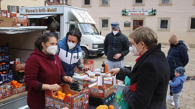 Der neue sizilianische Marktstand auf dem Marktplatz wird gut angenommen. Auch die Bundestagsabgeordnete Sabine Dittmar (rechts) deckte sich mit frischen Orangen und Mandarinen ein. Links die Marktstand-Betreiberin Sonia Mordenga und ihr Ehemann Guiseppe Tutino. Foto: Dieter Britz - Der neue sizilianische Marktstand auf dem Marktplatz wird gut angenommen. Auch die Bundestagsabgeordnete Sabine Dittmar (rechts) deckte sich mit frischen Orangen und Mandarinen ein. Links die Marktstand-Betreiberin Sonia Mordenga und ihr Ehemann Guiseppe Tutino. Foto: Dieter Britz Der neue sizilianische Marktstand auf dem Marktplatz wird gut angenommen. Auch die Bundestagsabgeordnete Sabine Dittmar (rechts) deckte sich mit frischen Orangen und Mandarinen ein. Links die Marktstand-Betreiberin Sonia Mordenga und ihr Ehemann Guiseppe Tutino. Foto: Dieter Britz - Der neue sizilianische Marktstand auf dem Marktplatz wird gut angenommen. Auch die Bundestagsabgeordnete Sabine Dittmar (rechts) deckte sich mit frischen Orangen und Mandarinen ein. Links die Marktstand-Betreiberin Sonia Mordenga und ihr Ehemann Guiseppe Tutino. Foto: Dieter Britz