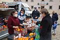 Der neue sizilianische Marktstand auf dem Marktplatz wird gut angenommen.  Auch die Bundestagsabgeordnete Sabine Dittmar (rechts) deckte sich mit  frischen Orangen und Mandarinen ein. Links die Marktstand-Betreiberin Sonia  Mordenga und ihr Ehemann Guiseppe Tutino. Foto: Dieter Britz       -  Der neue sizilianische Marktstand auf dem Marktplatz wird gut angenommen.  Auch die Bundestagsabgeordnete Sabine Dittmar (rechts) deckte sich mit  frischen Orangen und Mandarinen ein. Links die Marktstand-Betreiberin Sonia  Mordenga und ihr Ehemann Guiseppe Tutino. Foto: Dieter Britz