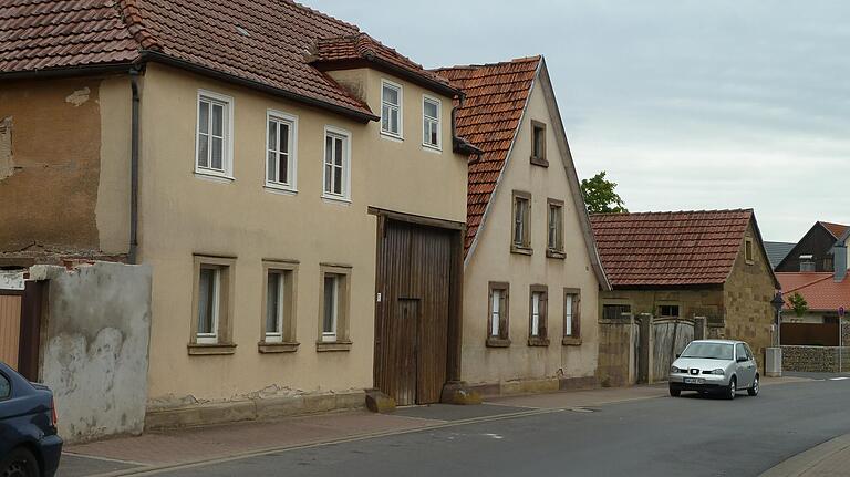 Diese Gebäude in der St. Michael-Straße 10 und 12 in Kützberg standen viele Jahre leer und wurden im Auftrag der Gemeinde im Winter 2020 abgerissen.