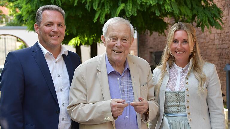 Geschenk überreicht (von links): Holger Seidel, Armin Grein und Anna Stolz.