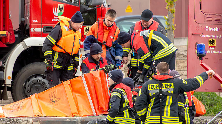 Gemeinsame Einsatzübung auf dem Main: Ölhavarie auf fließendem Gewässer als Übungsszenario für die Feuerwehren aus Stadt und Landkreis Schweinfurt sowie die Wasserrettungseinheiten. Das aufwendigste Teil der Übungen, Ölschlängel zusammenbauen