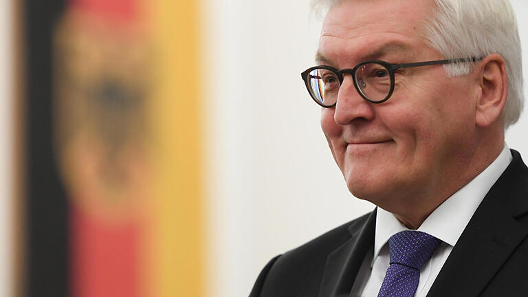 KINA - Ein Fußball-Fan will Bundespräsident werden       -  ARCHIV - Bundesaußenminister Frank-Walter Steinmeier (SPD) lächelt am 10.01.2017 bei der Verleihung des Ignatz-Bubis-Preises für Verständigung in der Paulskirche in Frankfurt am Main (Hessen). Er wird wohl der neue Bundespräsident: Frank-Walter Steinmeier. ACHTUNG: Dieses Bild hat dpa auch im Bildfunk gesendet. Foto: Arne Dedert/dpa +++(c) dpa - Nachrichten für Kinder+++ | Verwendung weltweit