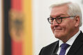 KINA - Ein Fußball-Fan will Bundespräsident werden       -  ARCHIV - Bundesaußenminister Frank-Walter Steinmeier (SPD) lächelt am 10.01.2017 bei der Verleihung des Ignatz-Bubis-Preises für Verständigung in der Paulskirche in Frankfurt am Main (Hessen). Er wird wohl der neue Bundespräsident: Frank-Walter Steinmeier. ACHTUNG: Dieses Bild hat dpa auch im Bildfunk gesendet. Foto: Arne Dedert/dpa +++(c) dpa - Nachrichten für Kinder+++ | Verwendung weltweit