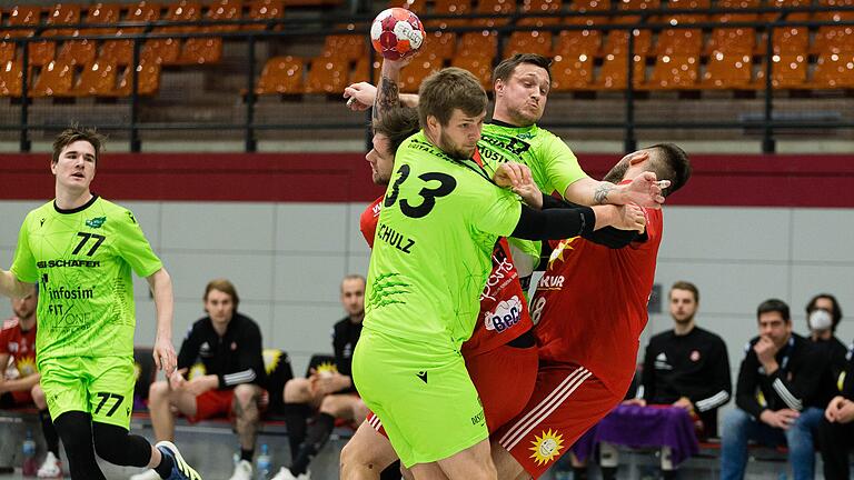 Für die Zweitliga-Handballer der DJK Rimpar Wölfe um Kapitän Patrick Schmidt (am Ball, links Yannik Bialowas) war beim TuS N-Lübbecke ein Durchkommen schwer.&nbsp;