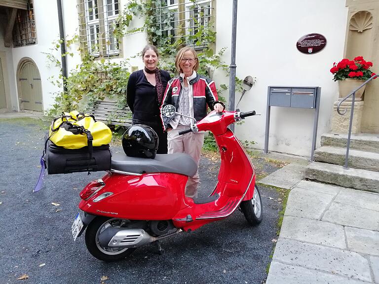 Margarete Voll (rechts) und Mechthild Neuberger mit ihrer roten Vespa Primavera vor dem Bischofsheimer Rentamt. So reisten die beiden Frauen von Stuttgart bis nach Odessa am Schwarzen Meer und erzählten jetzt von ihrer interessanten Reise.