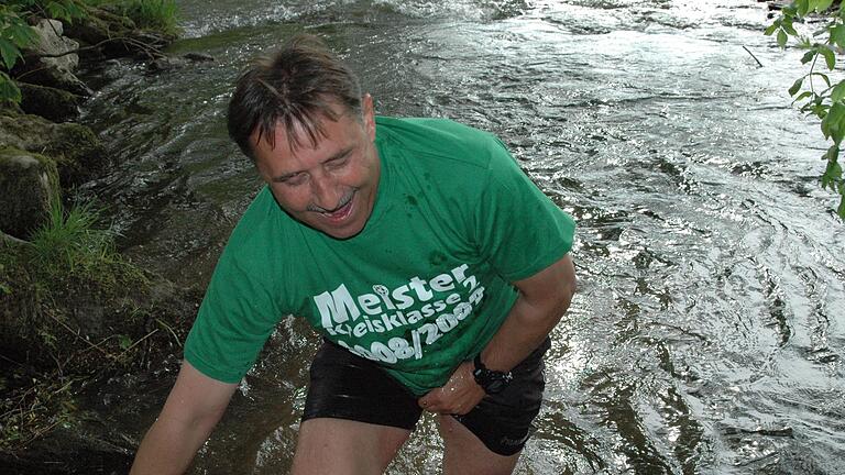 Der Beginn einer Erfolgsgeschichte: Trainer Charly Storch musste bei den Jubelfeiern nach dem Aufstieg des SV Riedenberg in die Kreisliga nach der Saison 2008/2009 ein Bad in der Sinn nehmen. Foto: Sebastian Schmitt       -  Der Beginn einer Erfolgsgeschichte: Trainer Charly Storch musste bei den Jubelfeiern nach dem Aufstieg des SV Riedenberg in die Kreisliga nach der Saison 2008/2009 ein Bad in der Sinn nehmen. Foto: Sebastian Schmitt