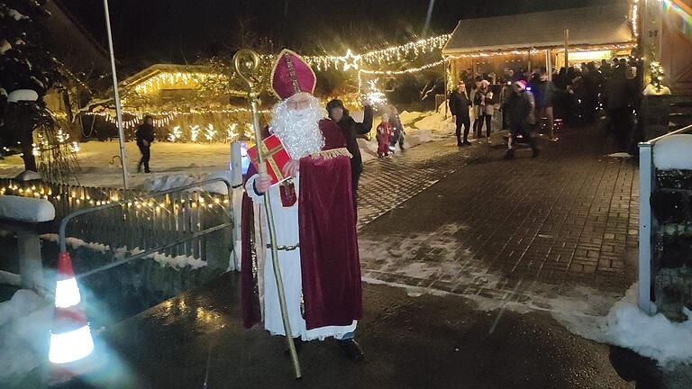 Über den Besuch des Nikolaus freuten sich besonders die Oberfladunger Kinder. Über den Besuch des Nikolaus freuten sich besonders die Oberfladunger Kinder.