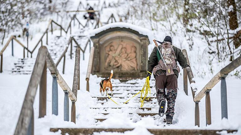 In der Rhön, wie hier am Kreuzberg, lockte der Wintereinbruch zu einer Schneewanderung.&nbsp;