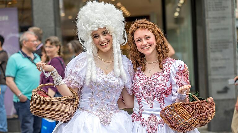 Zum Auftakt des alljährlichen Mozartfestes traten in Würzburg viele Musikerinnen und Musiker an verschiedenen Plätzen in der Würzburger Innenstadt auf. Zum Auftakt des alljährlichen Mozartfestes traten in Würzburg viele Musikerinnen und Musiker an verschiedenen Plätzen in der Würzburger Innenstadt auf.