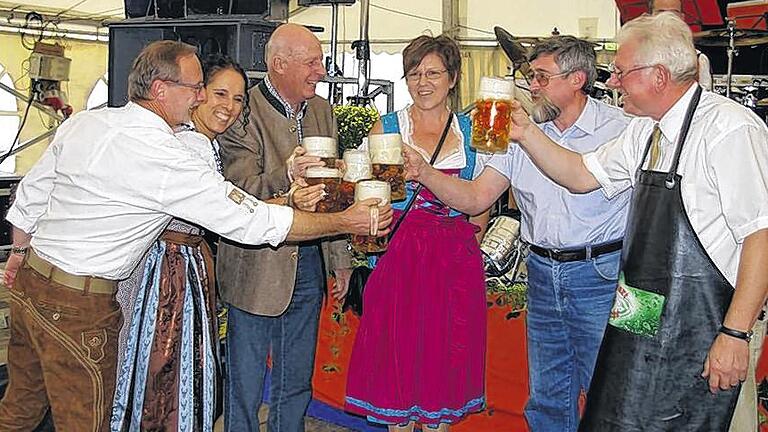 Ozapft is: Nach dem Bieranstich ließen sich Bürgermeister Horst Fuhrmann (rechts) und die Verantwortlichen des Quätschichfestes das erste Festbier gut schmecken.