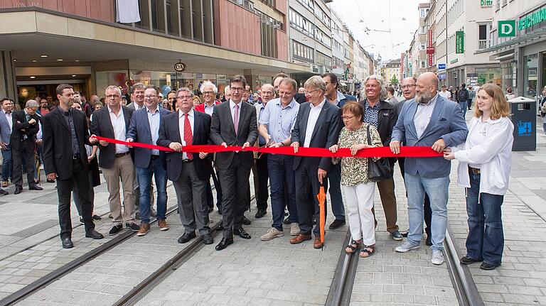 Zufriedene Gesichter in der neuen Kaiserstraße: Oberbürgermeister Christian Schuchardt eröffnete Ende April mit seinen Stellvertretern, Bauleuten und Festgästen die neu gestaltete Einkaufsstraße zwischen Hauptbahnhof und Barbarossaplatz. Zufriedene Gesichter in der neuen Kaiserstraße: Oberbürgermeister Christian Schuchardt eröffnete Ende April mit seinen Stellvertretern, Bauleuten und Festgästen die neu gestaltete Einkaufsstraße zwischen Hauptbahnhof und Barbarossaplatz.