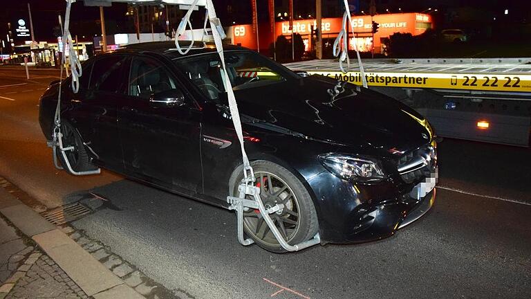 Das Fahrzeug des 20-Jährigen wurde nach dem Unfall in der Mergentheimer Straße abtransportiert Das Fahrzeug des 20-Jährigen wurde nach dem Unfall in der Mergentheimer Straße abtransportiert