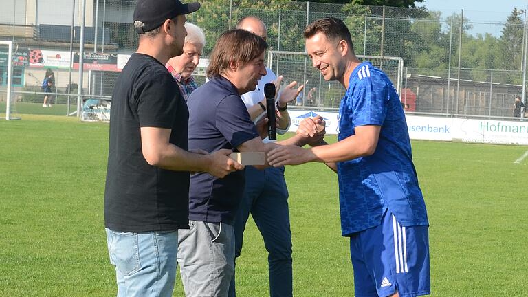 Vor dem Spiel gegen den SSV Kitzingen wurde Christian Schmitt (rechts) als Spielertrainer des TSV Lohr verabschiedet.