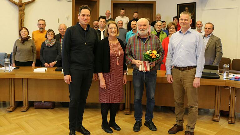 Der langjährige Bauhofleiter Peter Bechold (vorne, Zweiter von rechts) wurde von den drei Bürgermeistern (von links) Mario Paul, Ruth Steger und Dirk Rieb im Stadtrat verabschiedet.