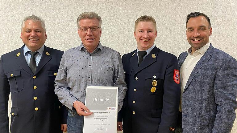 Das Bayerische Feuerwehr Ehrenzeichen in Silber ging an Kurt Scheuplein. Unser Bild zeigt von links: KBR Stefan Schmöger, Kurt Scheuplein, 1 KDT Christian Wehner, Bürgermeister Michael Werner.