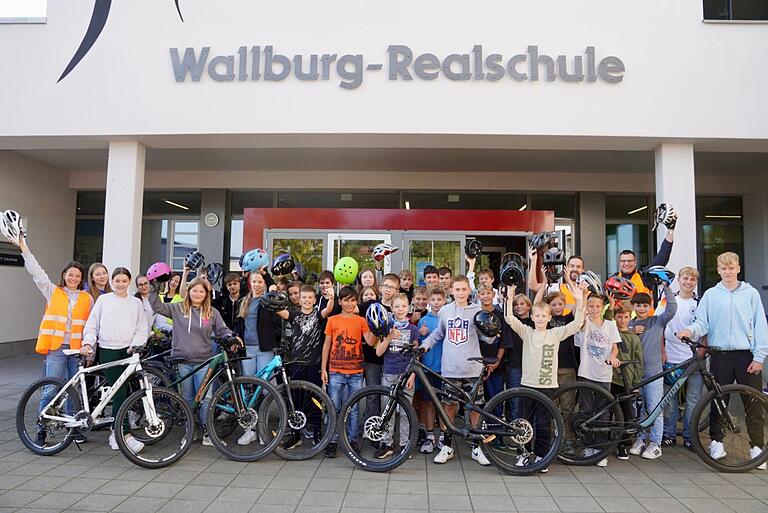 40 Schülerinnen und Schüler beteiligten sich an der Aktion 'Radtaxi' und nutzten ihr Fahrrad für den Schulweg. 40 Schülerinnen und Schüler beteiligten sich an der Aktion 'Radtaxi' und nutzten ihr Fahrrad für den Schulweg.